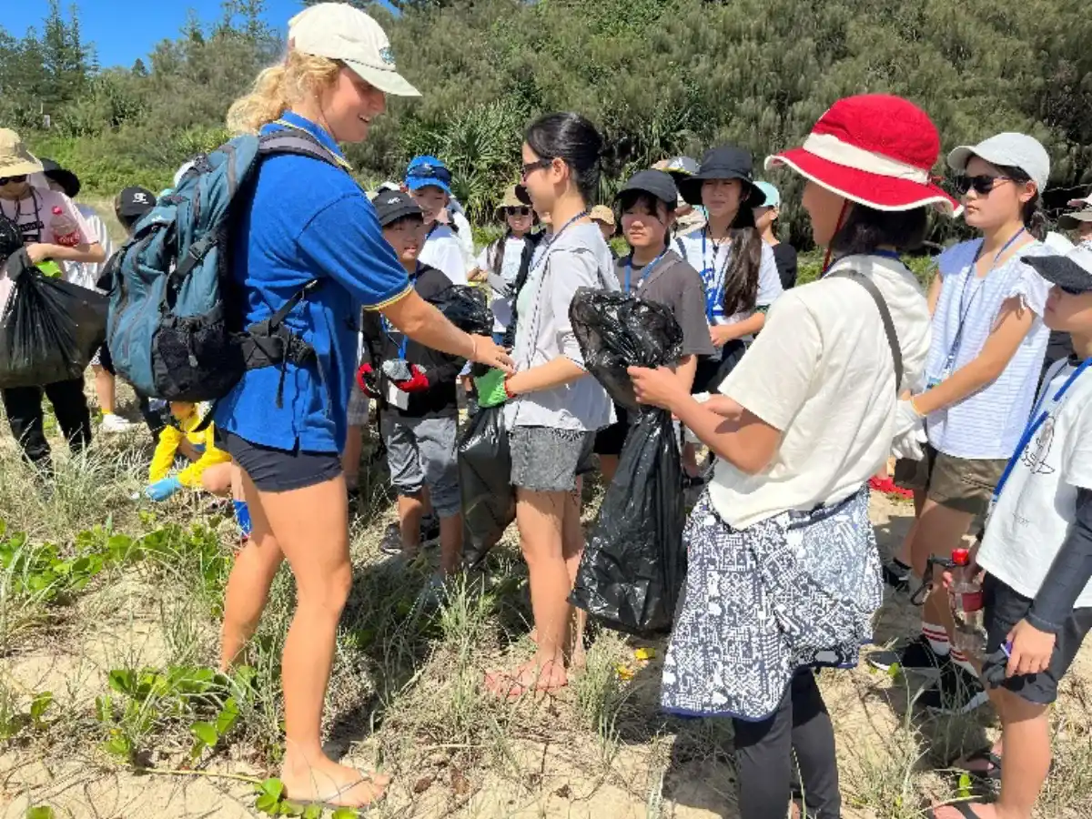 海外の海でビーチクリーンを行う子どもたち