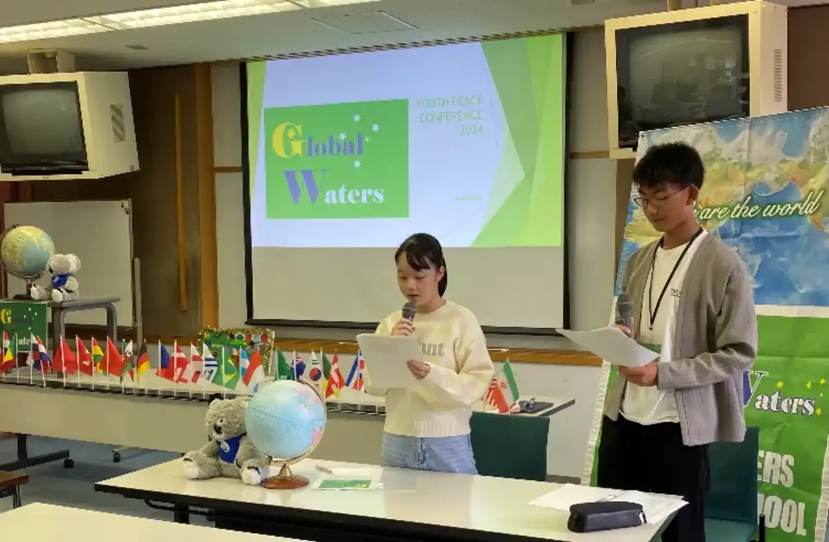 青少年平和会議で発表する生徒