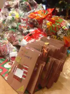 子どもたちが仕分け・袋詰めしたお菓子