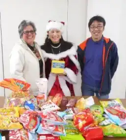 2015年 現地の皆さんとお菓子を前に