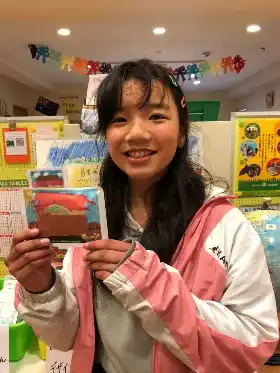 商品を手にする生徒