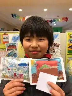 商品を持つ生徒