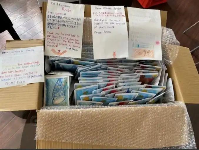 沖縄へ送るために箱に詰めた商品