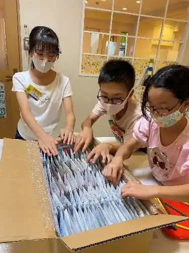 袋詰めをする子どもたち